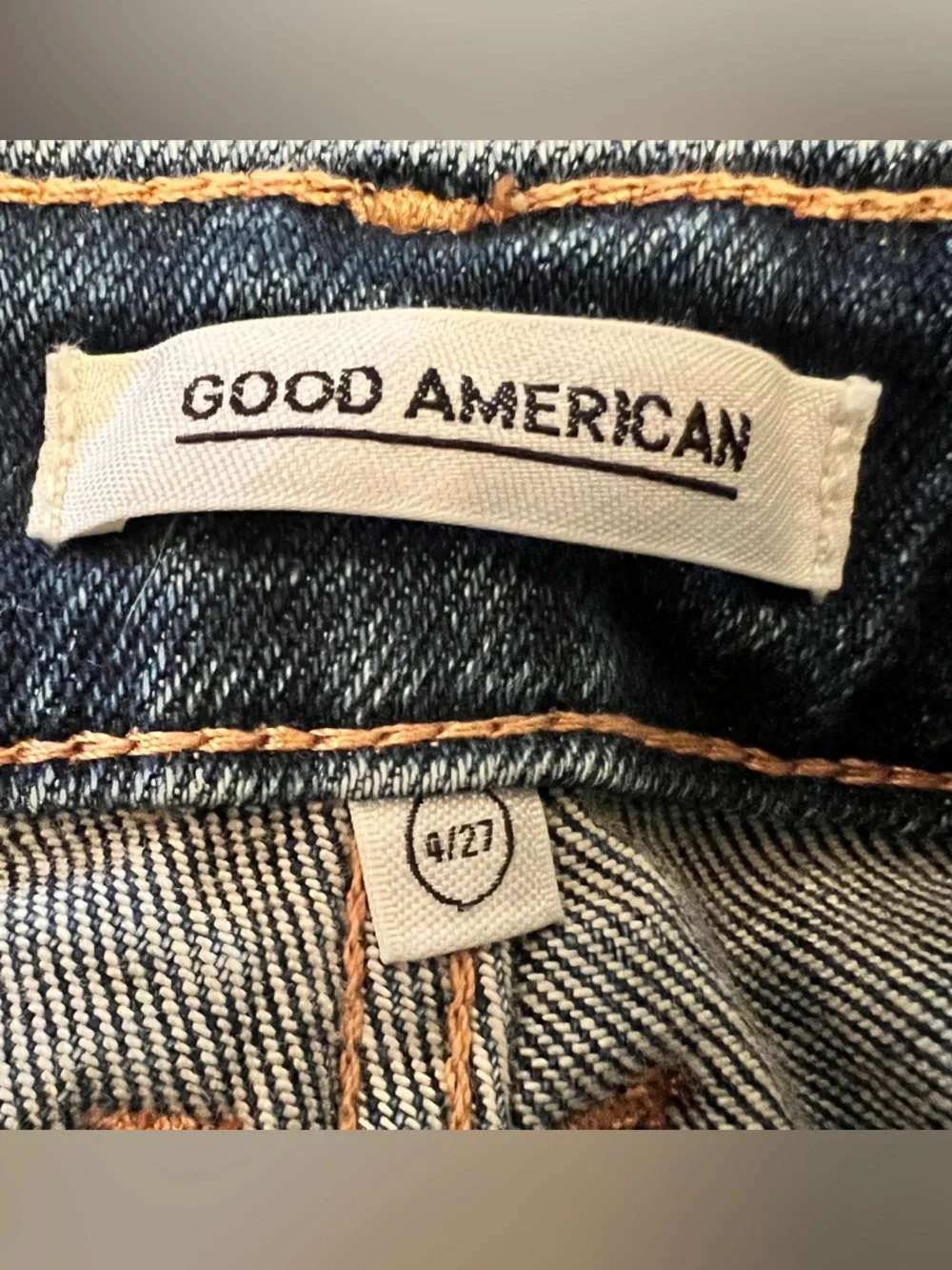 Good American The Bermuda High Rise Distressed Denim Shorts Size 4/27, New - Picture 2 of 7